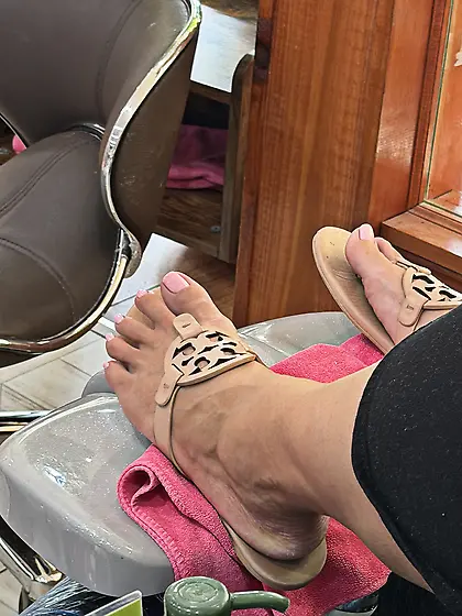 Gypsy wife toes nail salon