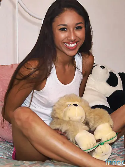 Seductive dark skinned babe