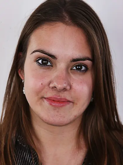 Seductive chick poses nude