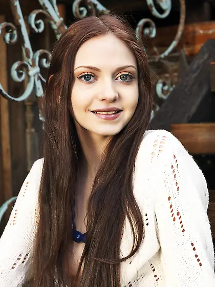 Brunette country girl Star Renea takes off he clothes and teases