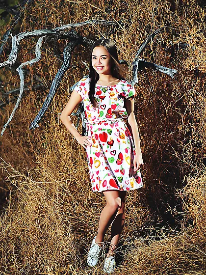 Babe with dark pussy lips lifts leg up showing off crotch in fre