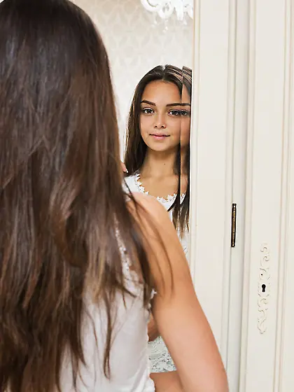 Comely teen minx doffs sexy white outfit and teases with perfect