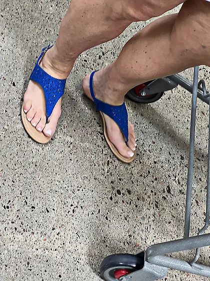 Gilfs feet at supermarket