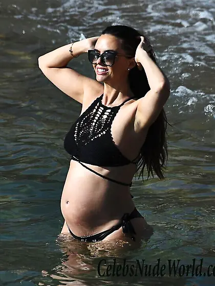 Jennifer Metcalfe Shows Off Her Preggo Belly