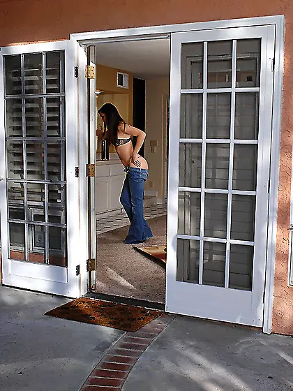 Slutty housewife Bobbi invites the neighbour over for fucking