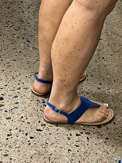 Gilfs feet at supermarket