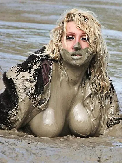 Pelzhure AnjaCawa suhlt sich in Schlamm und Dreck