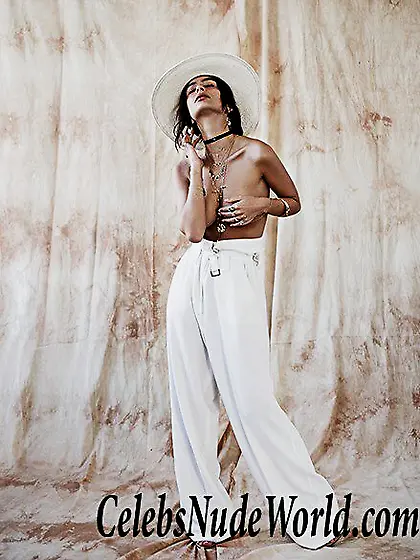 Topless pics of Emily Ratajkowski