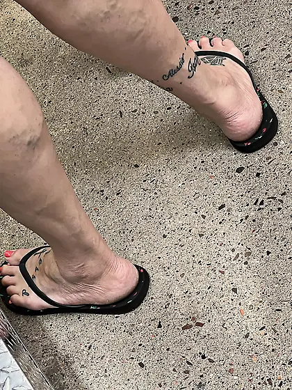 Gilfs feet at supermarket