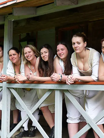 Medieval clothing make tits look huge