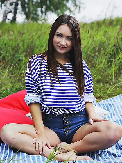 Shameless beauty Alexa Day is stripping and demonstrating her ho