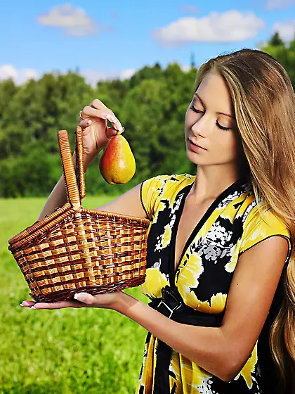 Frances A takes her clothes off outdoors and shows us her gaping