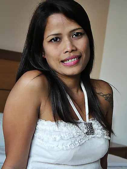 Thai babe shows the outline of her meaty pussy in a skirt first