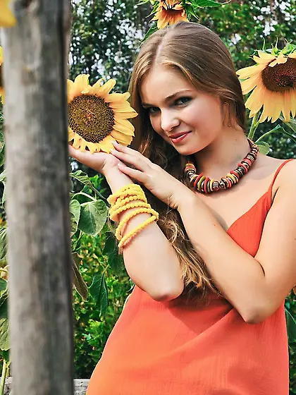 Solo blonde hottie showing off her small breasts and her nude bo