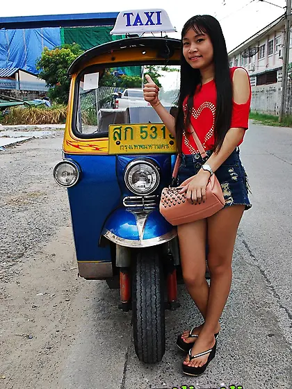 Owner of auto rickshaw coaxes exotic cutie to pose together with