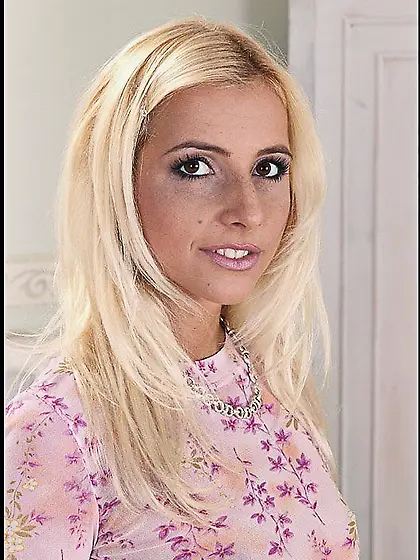 Long-legged babe Cynthia R enjoying giving head and taking a big