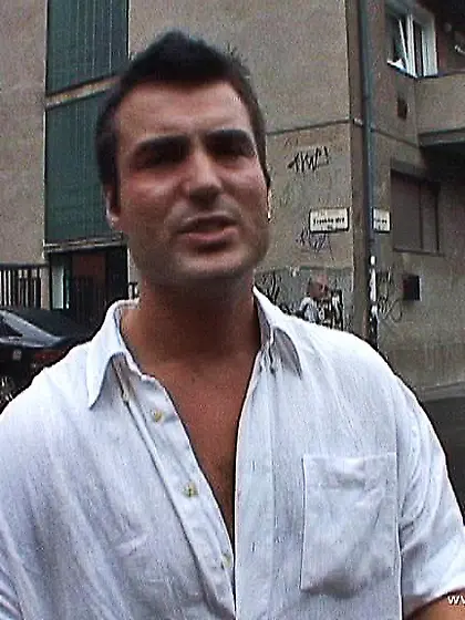 Jenny Sanders spreads her sexy legs on the bed and then toys her