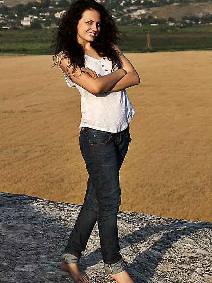 Attractive brunette hottie Isabel B shows off her slender pale b