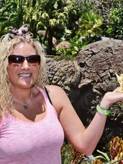 Amy shows off her titties at mardi gras