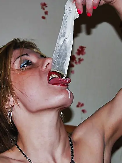 AnjaCawa muss Kondome aussaugen