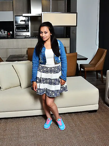 Colombian babe shows her remarkable legs during a solo tease