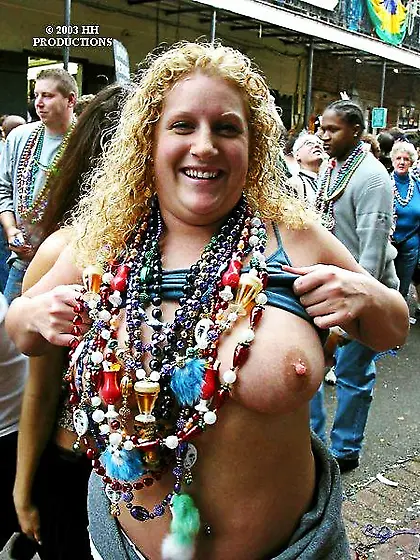 Amy shows off her titties at mardi gras