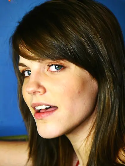 Black-haired bimbo tries her best with black dong in a gloryhole