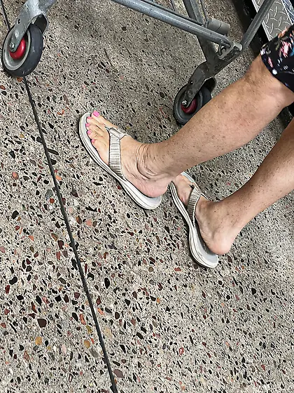 Gilfs feet at supermarket