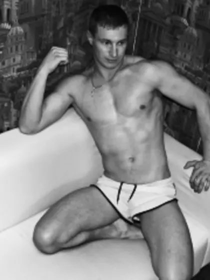 Brunette arktur perform close