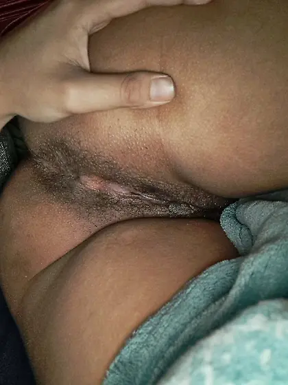 Mit der schlafende Frau amüsiert