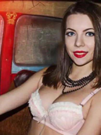 Brunette Teen Selenavamp Striptease.