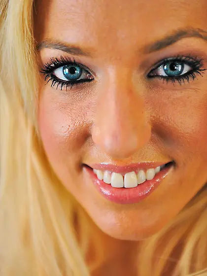 Blue-eyed babe goes on all fours to showcase her ass and pussy