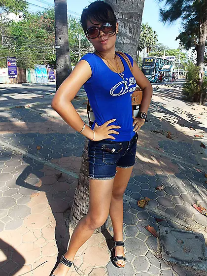 After jogging Asian hooker is in mood for spontaneous sex with t