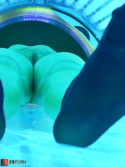 Espiando a todas las conchas en el solarium