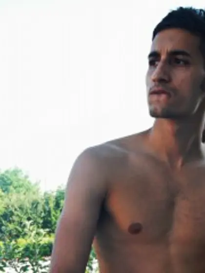 Brunette narciss perform close