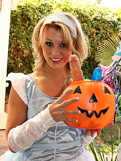 Smoking hot blonde princess