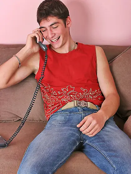 Girl calls boyfriend to say that nobody is home and he can come