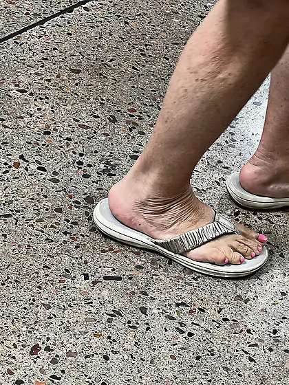 Gilfs feet at supermarket