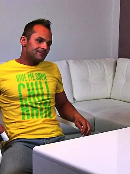 Alluring agent smoking hot