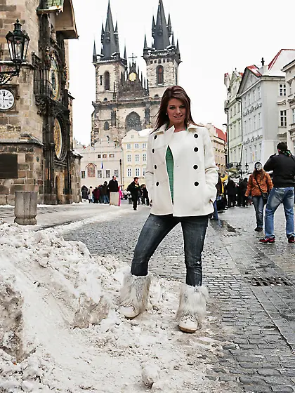 Mona Lee takes her blue jeans off and shows us her fantastic rou