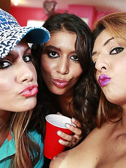 Dirty Latina teens Bella Beyle and Jade Riley in turns pleasing