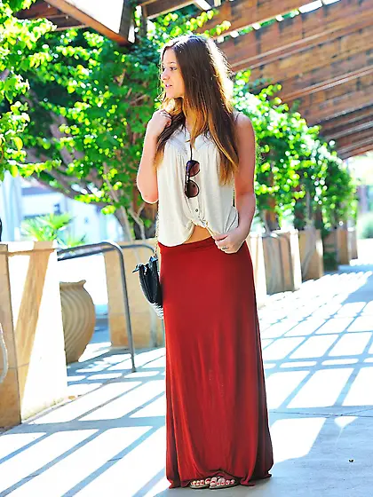 Brunette teen Teddi Rae is staying on all fours showing the boot