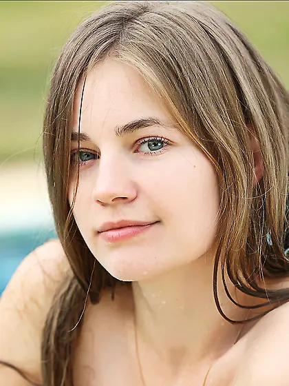 Incredibly sexy young babe Paloma MPL is demonstrating her body