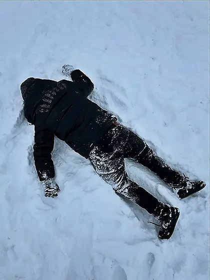 Homme en doudoune mort dans la neige