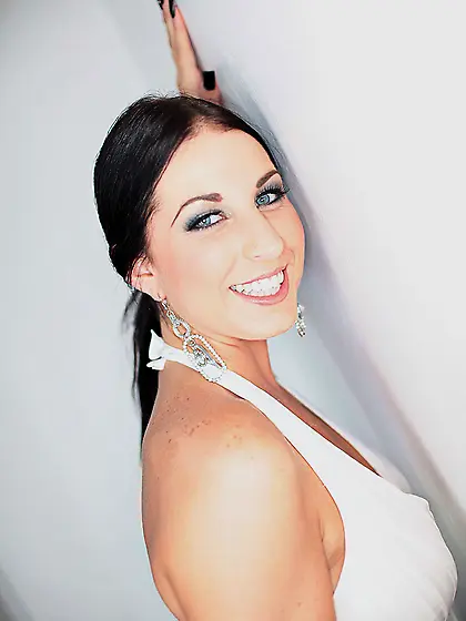 Bosomy doll with clean shaved pussy Racquel Allure shows mouth f