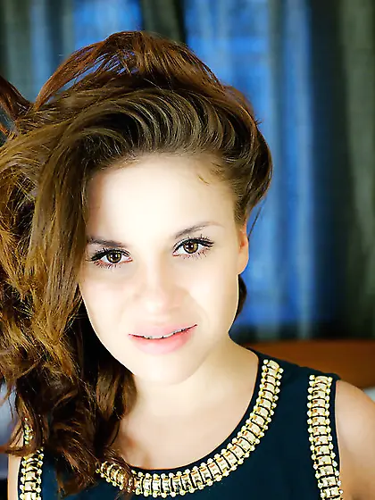 Emma Brown strips down for a sexy nude modeling session