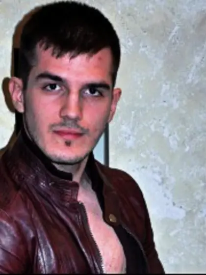 Brunette xxhardstudxx perform close