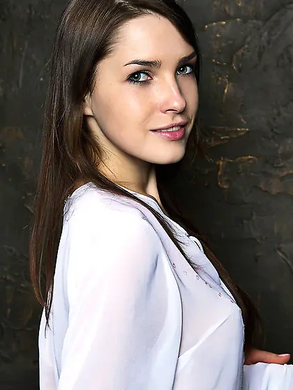 Natural brunette babe