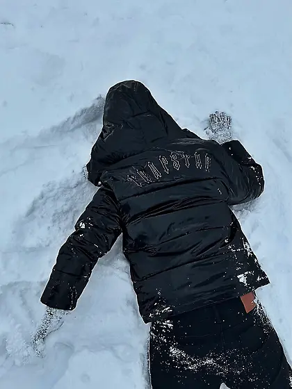 Homme en doudoune mort dans la neige