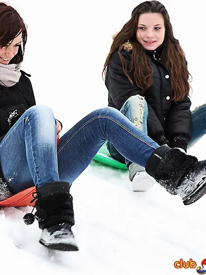 Lovelies are tired of winter and go home to finger pussies in wa